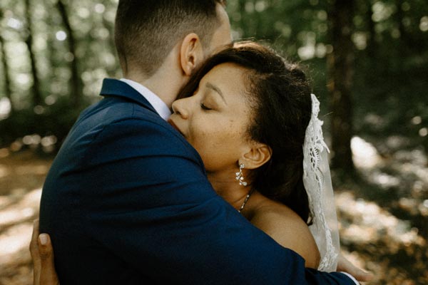 mariés qui s'enlacent pris par un photographe de mariage sur grenoble