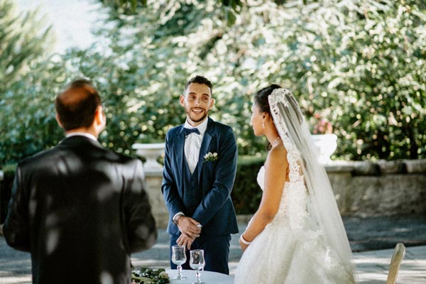 les mariés au repas après leur mariage